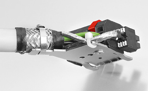 Low-impedance shielding connection between a single cable and a plug-in hybrid connector תמונה של חיבור סיכוך עם אימפדנס נמוך בין כבל יחיד לבין מחבר היברידי נתקע